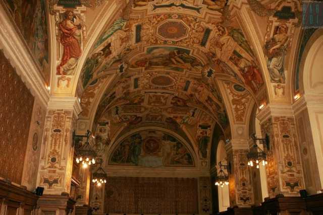 Sfarzosi saloni, eleganti aule e un tripudio di affreschi: � il "nascosto" Ateneo di Bari